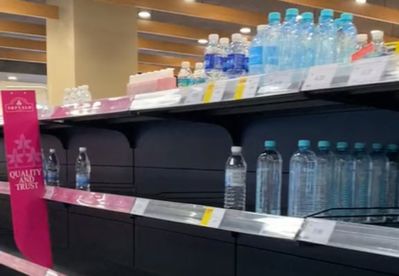 Viral video warga Penang, Malaysia, 'panic buying' memborong air minum di supermarket. Viral video warga Penang, Malaysia, 'panic buying' memborong air minum di supermarket. (Tangkapan Layar Tiktok @finazeffendy76)