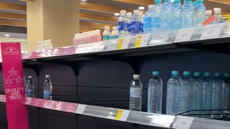 Viral video warga Penang, Malaysia, 'panic buying' memborong air minum di supermarket. (Tangkapan Layar Tiktok @finazeffendy76)