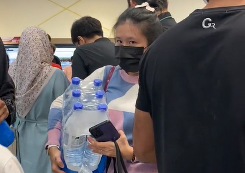 Viral video warga Penang, Malaysia, 'panic buying' memborong air minum di supermarket. (Tangkapan Layar Tiktok @finazeffendy76)
