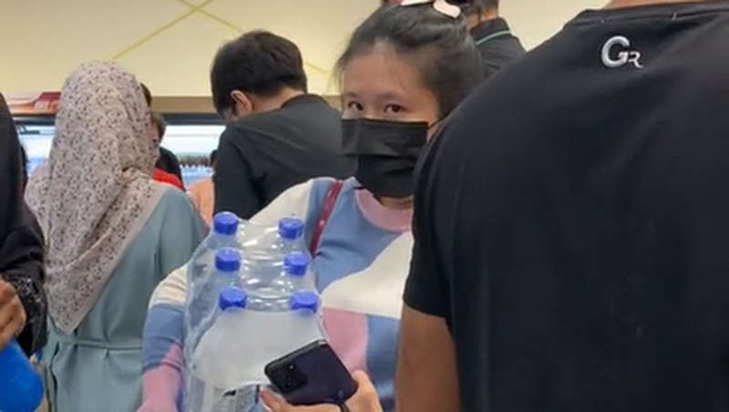 Viral video warga Penang, Malaysia, 'panic buying' memborong air minum di supermarket. (Tangkapan Layar Tiktok @finazeffendy76)