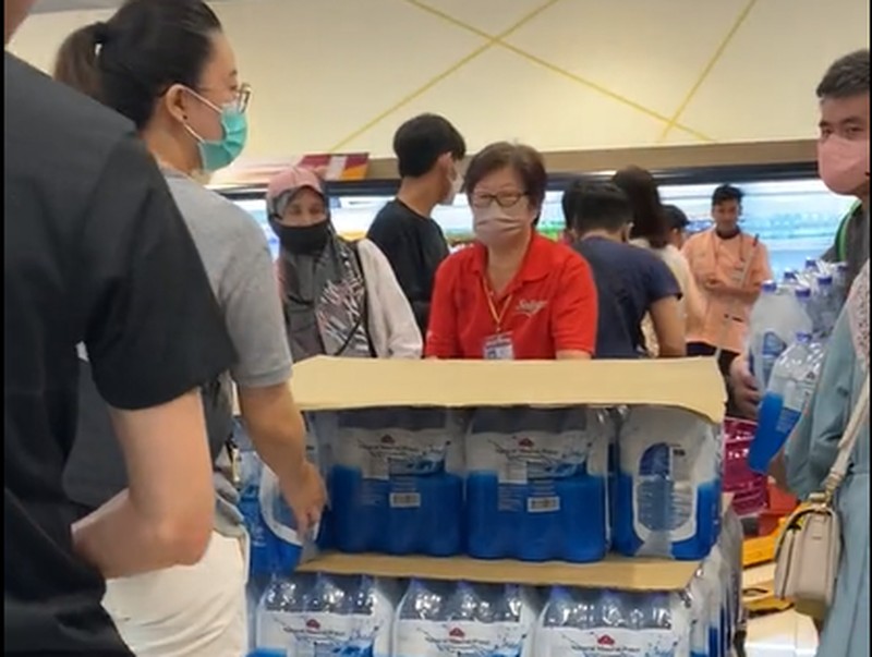 Viral video warga Penang, Malaysia, 'panic buying' memborong air minum di supermarket. Viral video warga Penang, Malaysia, 'panic buying' memborong air minum di supermarket. (Tangkapan Layar Tiktok @finazeffendy76)