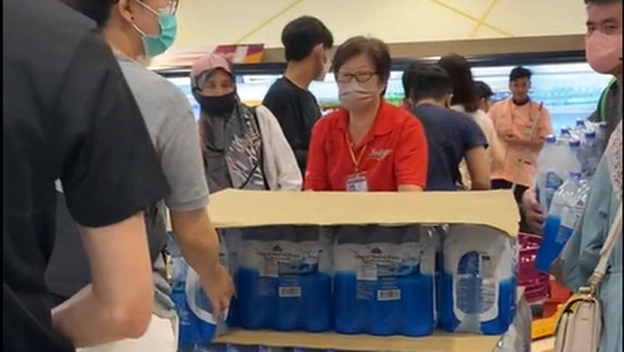 Viral video warga Penang, Malaysia, 'panic buying' memborong air minum di supermarket. (Tangkapan Layar Tiktok @finazeffendy76)