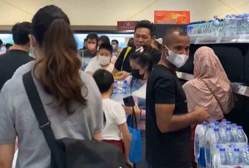 Viral video warga Penang, Malaysia, 'panic buying' memborong air minum di supermarket. Viral video warga Penang, Malaysia, 'panic buying' memborong air minum di supermarket. (Tangkapan Layar Tiktok @finazeffendy76)
