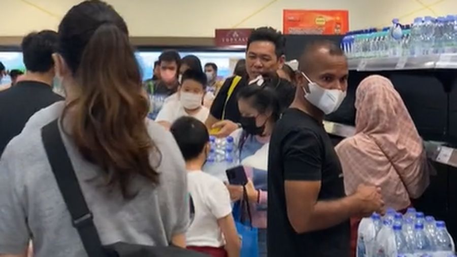 Viral video warga Penang, Malaysia, 'panic buying' memborong air minum di supermarket. (Tangkapan Layar Tiktok @finazeffendy76)