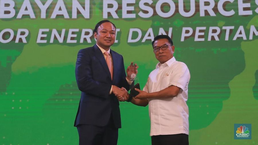Kepala Staf Kepresidenan Moeldoko memberi pelakat penghargaan Perusahaan Green Business Terbaik 2023 kepada Direktur PT Bayan Resources Tbk, Alexander di acara Green Economic Forum 2023 di Kempinski Hotel, Jakarta pada (22/5/2023). CNBC Indonesia/Muhammad Sabki.