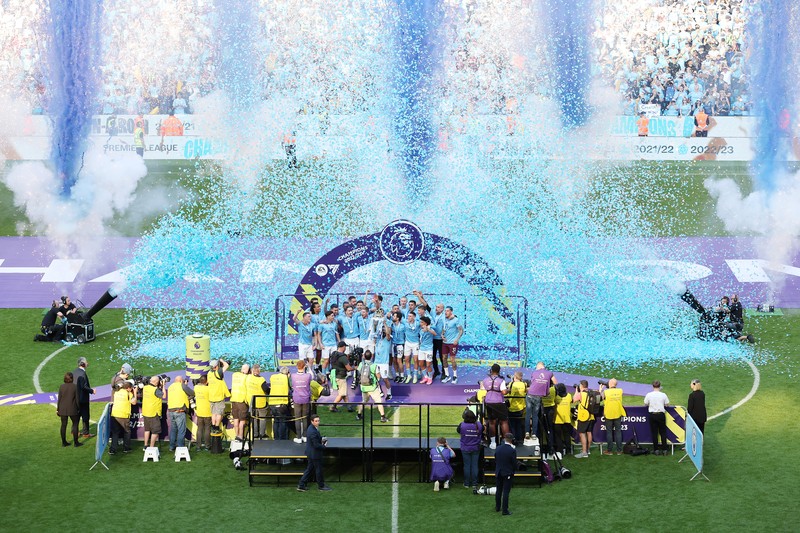 Ilkay Guendogan dari Manchester City mengangkat trofi Liga Premier setelah pertandingan Liga Premier antara Manchester City dan Chelsea FC di Stadion Etihad pada 21 Mei 2023 di Manchester, Inggris. (Matt McNulty - Manchester City/Manchester City FC via Getty Images)