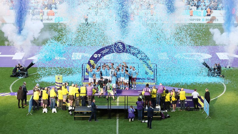 Ilkay Guendogan dari Manchester City mengangkat trofi Liga Premier setelah pertandingan Liga Premier antara Manchester City dan Chelsea FC di Stadion Etihad pada 21 Mei 2023 di Manchester, Inggris. (Matt McNulty - Manchester City/Manchester City FC via Getty Images)