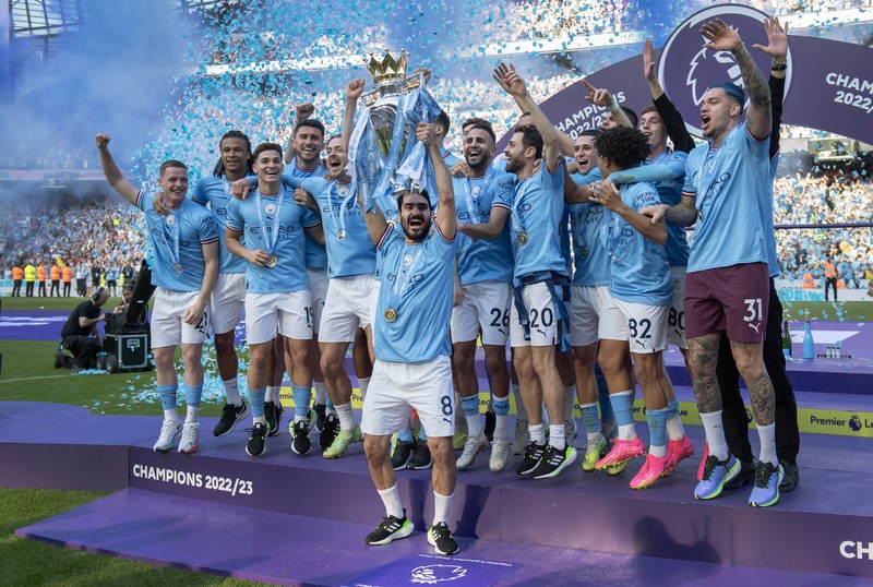 Ilkay Guendogan dari Manchester City mengangkat trofi Liga Premier setelah pertandingan Liga Premier antara Manchester City dan Chelsea FC di Stadion Etihad pada 21 Mei 2023 di Manchester, Inggris. Ilkay Guendogan dari Manchester City mengangkat trofi Liga Premier setelah pertandingan Liga Premier antara Manchester City dan Chelsea FC di Stadion Etihad pada 21 Mei 2023 di Manchester, Inggris. (Matt McNulty - Manchester City/Manchester City FC via Getty Images)