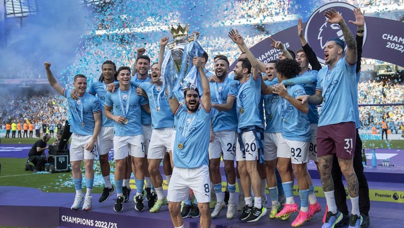 Ilkay Guendogan dari Manchester City mengangkat trofi Liga Premier setelah pertandingan Liga Premier antara Manchester City dan Chelsea FC di Stadion Etihad pada 21 Mei 2023 di Manchester, Inggris. (Matt McNulty - Manchester City/Manchester City FC via Getty Images)