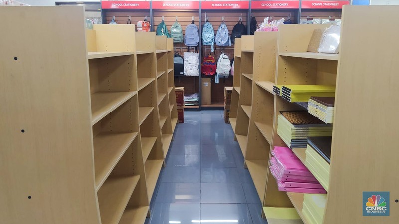 Manajemen PT GRA Tiga Belas atau Toko Buku Gunung Agung mengonfirmasi kabar kondisi perusahaan termasuk Pemutusan Hubungan Kerja (PHK) karyawan. (CNBC Indonesia/Martyasari Rizky)