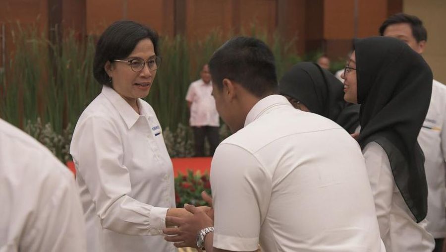 Menteri Keuangan Sri Mulyani saat mengikuti upacara Memperingati Hari Kebangkitan Nasional di sekolah Boedi Oetomo. (Instagram @smindrawati)