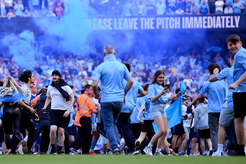 Ilkay Guendogan dari Manchester City mengangkat trofi Liga Premier setelah pertandingan Liga Premier antara Manchester City dan Chelsea FC di Stadion Etihad pada 21 Mei 2023 di Manchester, Inggris. (Matt McNulty - Manchester City/Manchester City FC via Getty Images)