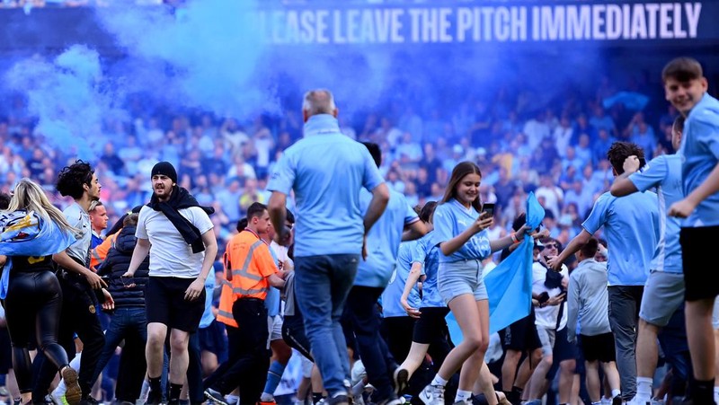 Ilkay Guendogan dari Manchester City mengangkat trofi Liga Premier setelah pertandingan Liga Premier antara Manchester City dan Chelsea FC di Stadion Etihad pada 21 Mei 2023 di Manchester, Inggris. (Matt McNulty - Manchester City/Manchester City FC via Getty Images)