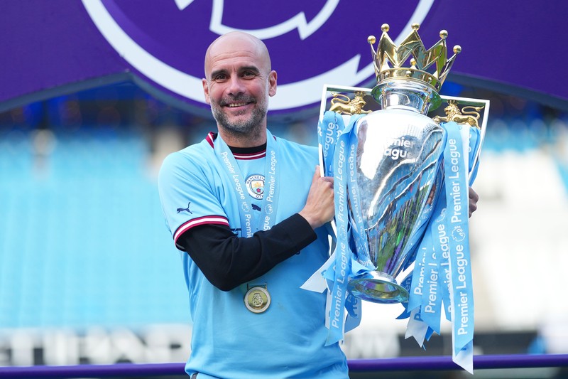 Ilkay Guendogan dari Manchester City mengangkat trofi Liga Premier setelah pertandingan Liga Premier antara Manchester City dan Chelsea FC di Stadion Etihad pada 21 Mei 2023 di Manchester, Inggris. Ilkay Guendogan dari Manchester City mengangkat trofi Liga Premier setelah pertandingan Liga Premier antara Manchester City dan Chelsea FC di Stadion Etihad pada 21 Mei 2023 di Manchester, Inggris. (Matt McNulty - Manchester City/Manchester City FC via Getty Images)