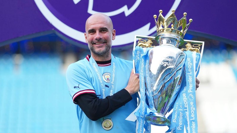 Ilkay Guendogan dari Manchester City mengangkat trofi Liga Premier setelah pertandingan Liga Premier antara Manchester City dan Chelsea FC di Stadion Etihad pada 21 Mei 2023 di Manchester, Inggris. (Matt McNulty - Manchester City/Manchester City FC via Getty Images)