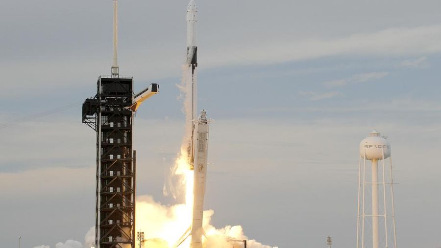 Roket SpaceX Falcon 9 dengan pesawat ruang angkasa Crew Dragon lepas landas dari pad 39A di Kennedy Space Center pada 21 Mei 2023 di Cape Canaveral, Florida. Kelas astronot pertama Arab Saudi, Rayyanah Barnawi dan Ali AlQarni, bersama dengan mantan astronot NASA Peggy Whitson, dan John Shoffner terbang ke Stasiun Luar Angkasa Internasional.  (Joe Raedle/Getty Images)