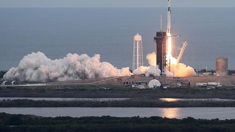 Roket SpaceX Falcon 9 dengan pesawat ruang angkasa Crew Dragon lepas landas dari pad 39A di Kennedy Space Center pada 21 Mei 2023 di Cape Canaveral, Florida. Kelas astronot pertama Arab Saudi, Rayyanah Barnawi dan Ali AlQarni, bersama dengan mantan astronot NASA Peggy Whitson, dan John Shoffner terbang ke Stasiun Luar Angkasa Internasional.  (Joe Raedle/Getty Images)