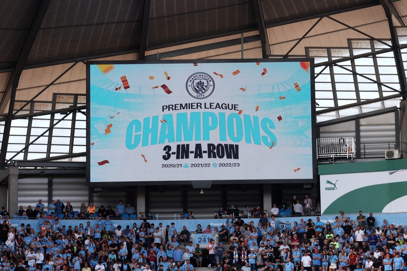 Ilkay Guendogan dari Manchester City mengangkat trofi Liga Premier setelah pertandingan Liga Premier antara Manchester City dan Chelsea FC di Stadion Etihad pada 21 Mei 2023 di Manchester, Inggris. Ilkay Guendogan dari Manchester City mengangkat trofi Liga Premier setelah pertandingan Liga Premier antara Manchester City dan Chelsea FC di Stadion Etihad pada 21 Mei 2023 di Manchester, Inggris. (Matt McNulty - Manchester City/Manchester City FC via Getty Images)