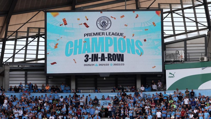 Ilkay Guendogan dari Manchester City mengangkat trofi Liga Premier setelah pertandingan Liga Premier antara Manchester City dan Chelsea FC di Stadion Etihad pada 21 Mei 2023 di Manchester, Inggris. (Matt McNulty - Manchester City/Manchester City FC via Getty Images)