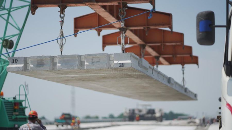 PT Waskita Beton Precast Tbk (WSBP) dipercaya menyuplai produk precast SPRigWP (Sistem Perkerasan Rigid Waskita Precast) untuk Proyek Tol Pasuruan-Probolinggo Seksi 4.