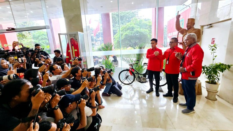 Wali Kota Solo yang juga politikus PDIP Gibran Rakabuming Raka menemui Sekretaris Jenderal DPP PDIP Hasto Kristiyanto di kantor DPP PDIP, Jalan Diponegoro, Menteng, Jakarta Pusat, Senin (22/5/2023). (Dok. DPP PDIP)