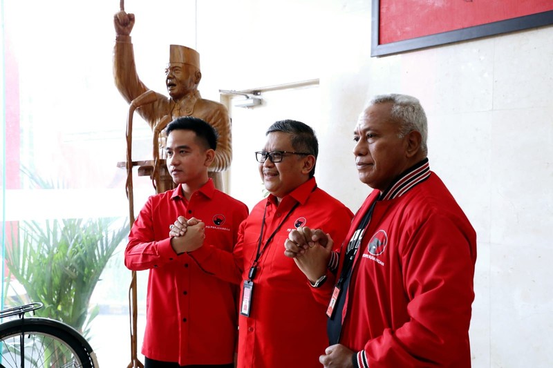 Wali Kota Solo yang juga politikus PDIP Gibran Rakabuming Raka menemui Sekretaris Jenderal DPP PDIP Hasto Kristiyanto di kantor DPP PDIP, Jalan Diponegoro, Menteng, Jakarta Pusat, Senin (22/5/2023). Wali Kota Solo yang juga politikus PDIP Gibran Rakabuming Raka menemui Sekretaris Jenderal DPP PDIP Hasto Kristiyanto di kantor DPP PDIP, Jalan Diponegoro, Menteng, Jakarta Pusat, Senin (22/5/2023). (Dok. DPP PDIP)
