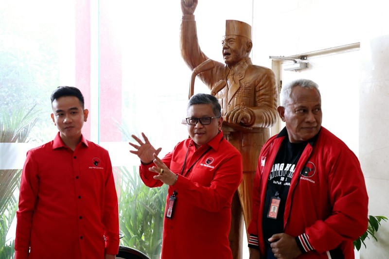 Wali Kota Solo yang juga politikus PDIP Gibran Rakabuming Raka menemui Sekretaris Jenderal DPP PDIP Hasto Kristiyanto di kantor DPP PDIP, Jalan Diponegoro, Menteng, Jakarta Pusat, Senin (22/5/2023). Wali Kota Solo yang juga politikus PDIP Gibran Rakabuming Raka menemui Sekretaris Jenderal DPP PDIP Hasto Kristiyanto di kantor DPP PDIP, Jalan Diponegoro, Menteng, Jakarta Pusat, Senin (22/5/2023). (Dok. DPP PDIP)