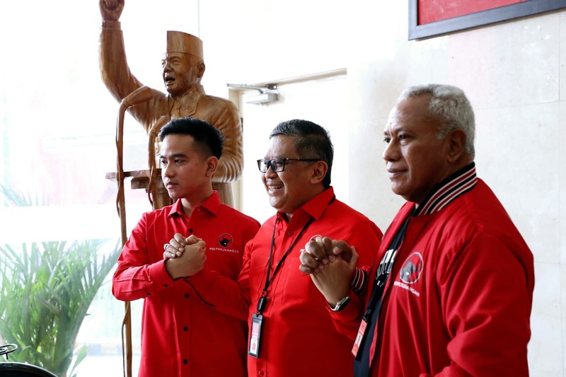Wali Kota Solo yang juga politikus PDIP Gibran Rakabuming Raka menemui Sekretaris Jenderal DPP PDIP Hasto Kristiyanto di kantor DPP PDIP, Jalan Diponegoro, Menteng, Jakarta Pusat, Senin (22/5/2023). Wali Kota Solo yang juga politikus PDIP Gibran Rakabuming Raka menemui Sekretaris Jenderal DPP PDIP Hasto Kristiyanto di kantor DPP PDIP, Jalan Diponegoro, Menteng, Jakarta Pusat, Senin (22/5/2023). (Dok. DPP PDIP)