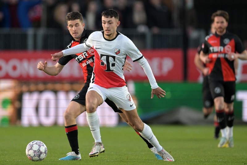 Stije Resink (kiri) Almere City FC, Ivar Jenner (kanan) Jong FC Utrecht selama pertandingan Keuken Kampioen Divisie antara Almere City FC dan Jong Utrecht di Stadion Yanmar pada 3 April 2023 di Almere, Belanda. (Getty Images/BSR Agency) Stije Resink (kiri) Almere City FC, Ivar Jenner (kanan) Jong FC Utrecht selama pertandingan Keuken Kampioen Divisie antara Almere City FC dan Jong Utrecht di Stadion Yanmar pada 3 April 2023 di Almere, Belanda. (Getty Images/BSR Agency)