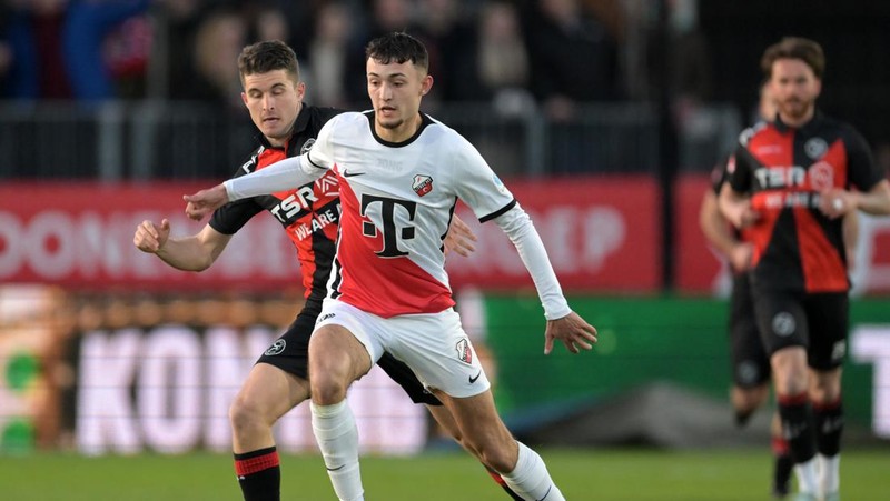 Stije Resink (kiri) Almere City FC, Ivar Jenner (kanan) Jong FC Utrecht selama pertandingan Keuken Kampioen Divisie antara Almere City FC dan Jong Utrecht di Stadion Yanmar pada 3 April 2023 di Almere, Belanda. (Getty Images/BSR Agency)