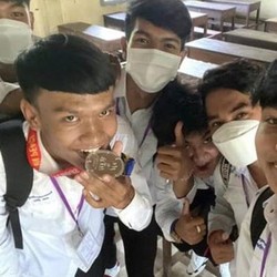 Pamer Medali yang Dibuang Bek Thailand, Bocah Ditawari Rp1 M