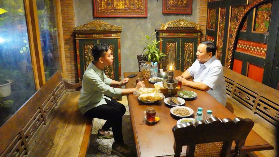 Gibran Rakabuming Raka (kiri) bertemu dengan Prabowo Subianto (kanan). (Dok. Tim Media Prabowo Subianto)