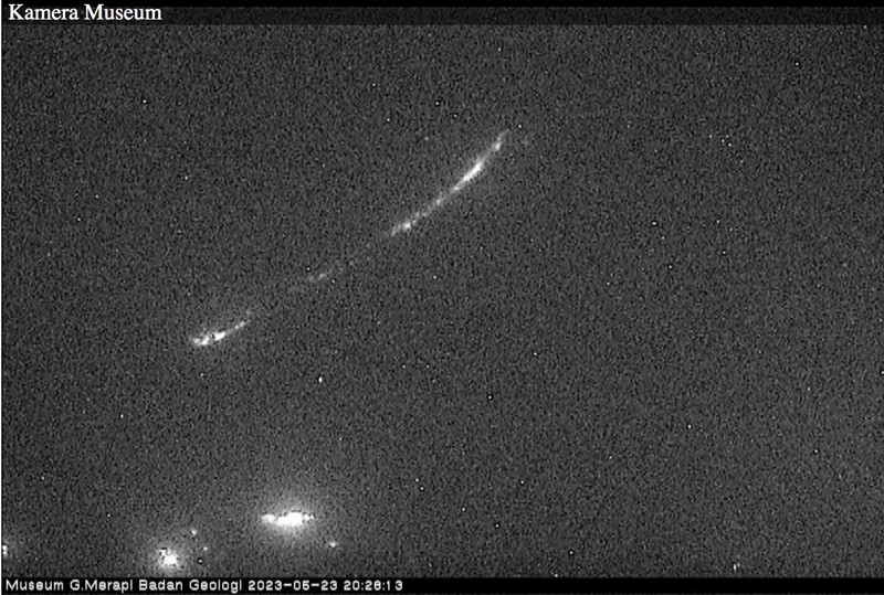 Gunung Merapi kembali muntahkan lava pijar yang tertangkap dari kamera cctv bpptkg, Selasa (23/5). Gunung Merapi kembali muntahkan lava pijar yang tertangkap dari kamera cctv bpptkg, Selasa (23/5). (Tangkapan Layar bpptkg.esdm)