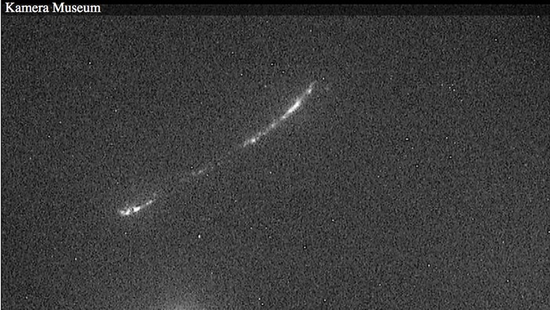 Gunung Merapi kembali muntahkan lava pijar yang tertangkap dari kamera cctv bpptkg, Selasa (23/5). (Tangkapan Layar bpptkg.esdm)