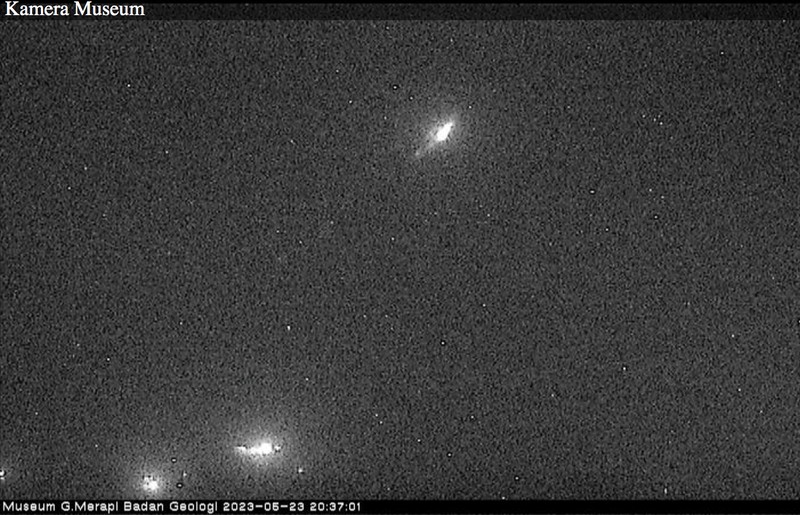 Gunung Merapi kembali muntahkan lava pijar yang tertangkap dari kamera cctv bpptkg, Selasa (23/5). Gunung Merapi kembali muntahkan lava pijar yang tertangkap dari kamera cctv bpptkg, Selasa (23/5). (Tangkapan Layar bpptkg.esdm)