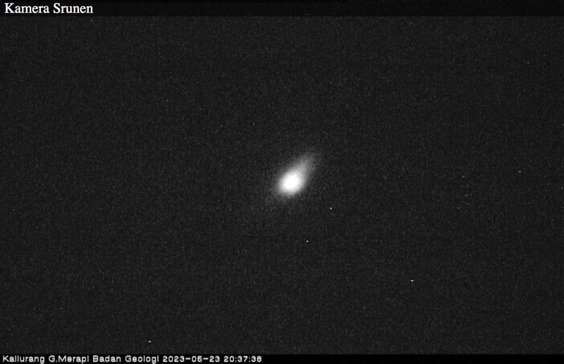 Gunung Merapi kembali muntahkan lava pijar yang tertangkap dari kamera cctv bpptkg, Selasa (23/5). (Tangkapan Layar bpptkg.esdm)