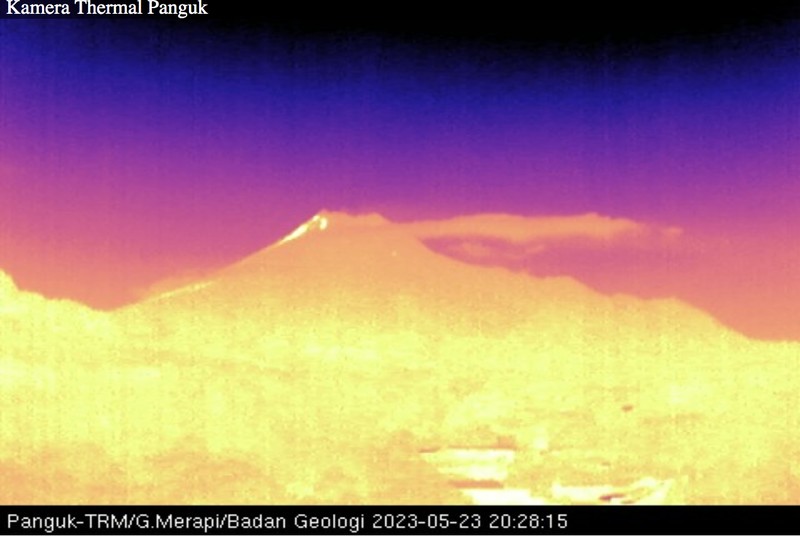 Gunung Merapi kembali muntahkan lava pijar yang tertangkap dari kamera cctv bpptkg, Selasa (23/5). Gunung Merapi kembali muntahkan lava pijar yang tertangkap dari kamera cctv bpptkg, Selasa (23/5). (Tangkapan Layar bpptkg.esdm)