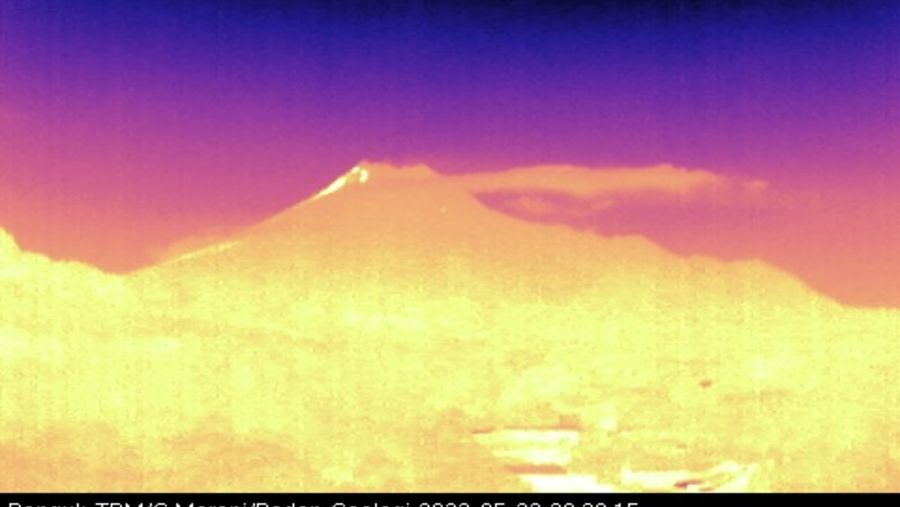 Gunung Merapi kembali muntahkan lava pijar yang tertangkap dari kamera cctv bpptkg, Selasa (23/5). (Tangkapan Layar bpptkg.esdm)