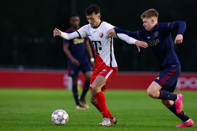Stije Resink (kiri) Almere City FC, Ivar Jenner (kanan) Jong FC Utrecht selama pertandingan Keuken Kampioen Divisie antara Almere City FC dan Jong Utrecht di Stadion Yanmar pada 3 April 2023 di Almere, Belanda. (Getty Images/BSR Agency) Stije Resink (kiri) Almere City FC, Ivar Jenner (kanan) Jong FC Utrecht selama pertandingan Keuken Kampioen Divisie antara Almere City FC dan Jong Utrecht di Stadion Yanmar pada 3 April 2023 di Almere, Belanda. (Getty Images/BSR Agency)