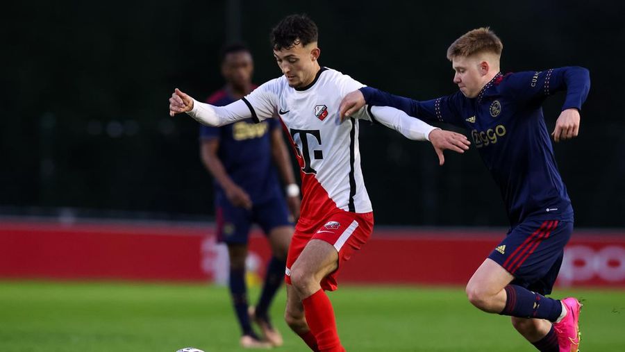 Stije Resink (kiri) Almere City FC, Ivar Jenner (kanan) Jong FC Utrecht selama pertandingan Keuken Kampioen Divisie antara Almere City FC dan Jong Utrecht di Stadion Yanmar pada 3 April 2023 di Almere, Belanda. (Getty Images/BSR Agency)