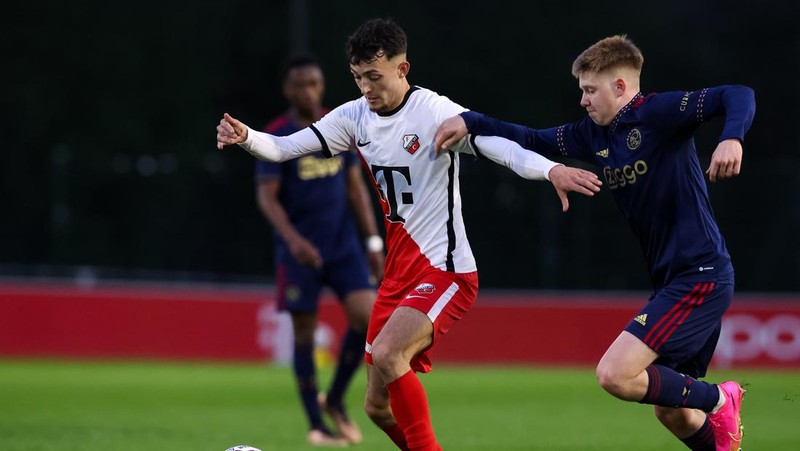 Stije Resink (kiri) Almere City FC, Ivar Jenner (kanan) Jong FC Utrecht selama pertandingan Keuken Kampioen Divisie antara Almere City FC dan Jong Utrecht di Stadion Yanmar pada 3 April 2023 di Almere, Belanda. (Getty Images/BSR Agency)