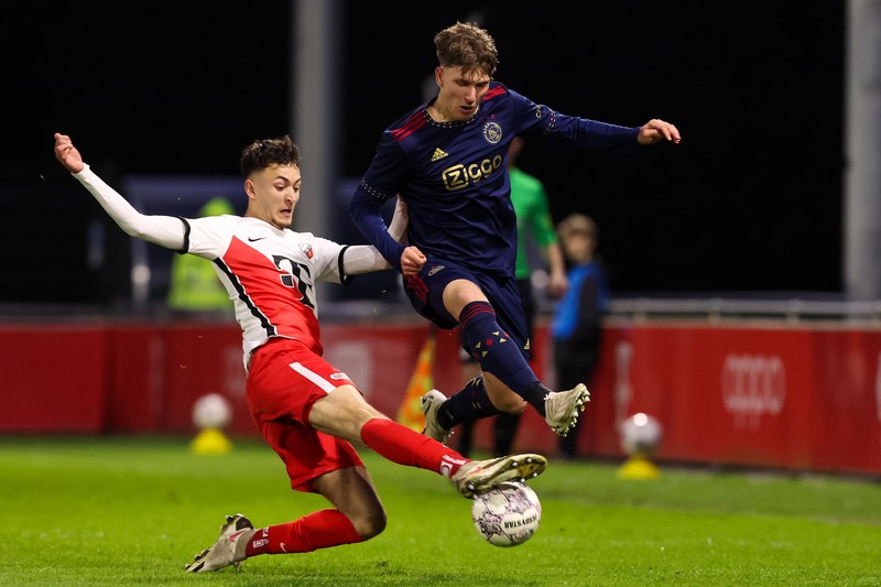 Stije Resink (kiri) Almere City FC, Ivar Jenner (kanan) Jong FC Utrecht selama pertandingan Keuken Kampioen Divisie antara Almere City FC dan Jong Utrecht di Stadion Yanmar pada 3 April 2023 di Almere, Belanda. (Getty Images/BSR Agency) Stije Resink (kiri) Almere City FC, Ivar Jenner (kanan) Jong FC Utrecht selama pertandingan Keuken Kampioen Divisie antara Almere City FC dan Jong Utrecht di Stadion Yanmar pada 3 April 2023 di Almere, Belanda. (Getty Images/BSR Agency)