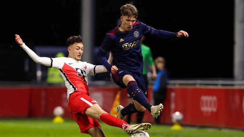 Stije Resink (kiri) Almere City FC, Ivar Jenner (kanan) Jong FC Utrecht selama pertandingan Keuken Kampioen Divisie antara Almere City FC dan Jong Utrecht di Stadion Yanmar pada 3 April 2023 di Almere, Belanda. (Getty Images/BSR Agency)