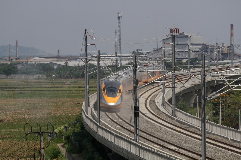 Kereta Cepat Jakarta Bandung (KCJB) atau Comprehensive Inspection Train (CIT) terlihat saat uji coba pada 23 Mei 2023 di Stasiun Kereta Api Tegalluar di Bandung. PT Kereta Cepat Indonesia China (KCIC) melakukan Hot Sliding Test pada KA CIT dari Stasiun Tegalluar Kabupaten Bandung menuju Stasiun Halim Jakarta dengan kecepatan maksimal 80 kilometer per jam. (Algi Febri Sugita/NurPhoto via Getty Images)