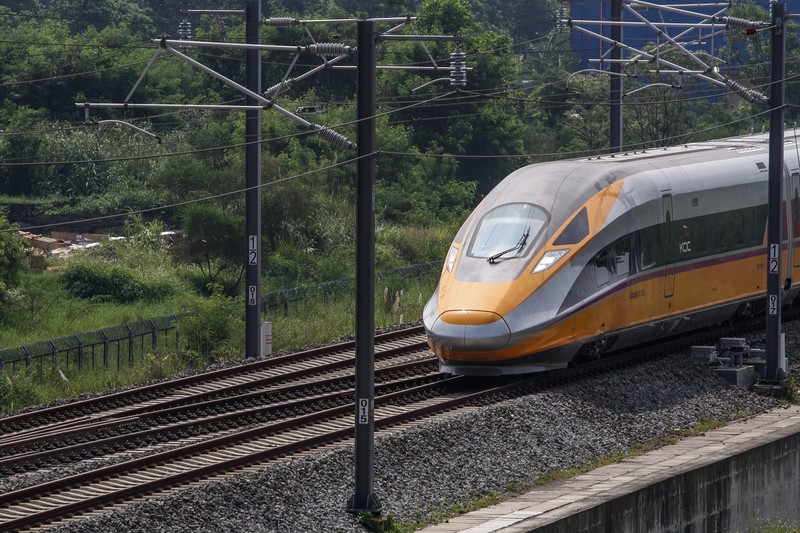 Kereta Cepat Jakarta Bandung (KCJB) atau Comprehensive Inspection Train (CIT) terlihat saat uji coba pada 23 Mei 2023 di Stasiun Kereta Api Tegalluar di Bandung. PT Kereta Cepat Indonesia China (KCIC) melakukan Hot Sliding Test pada KA CIT dari Stasiun Tegalluar Kabupaten Bandung menuju Stasiun Halim Jakarta dengan kecepatan maksimal 80 kilometer per jam. (Algi Febri Sugita/NurPhoto via Getty Images)