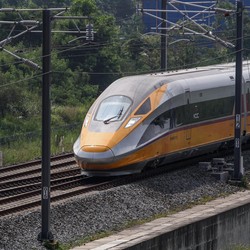 Luhut Tak Mau Nego Bunga Utang Kereta Cepat Bocor Duluan
