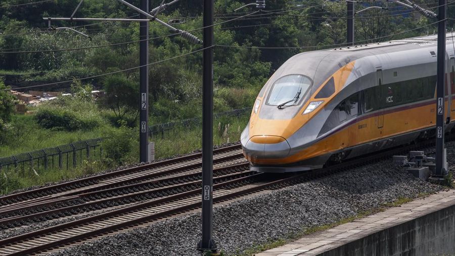Kereta Cepat Jakarta Bandung (KCJB) atau Comprehensive Inspection Train (CIT) terlihat saat uji coba pada 23 Mei 2023 di Stasiun Kereta Api Tegalluar di Bandung. PT Kereta Cepat Indonesia China (KCIC) melakukan Hot Sliding Test pada KA CIT dari Stasiun Tegalluar Kabupaten Bandung menuju Stasiun Halim Jakarta dengan kecepatan maksimal 80 kilometer per jam. (Algi Febri Sugita/NurPhoto via Getty Images)