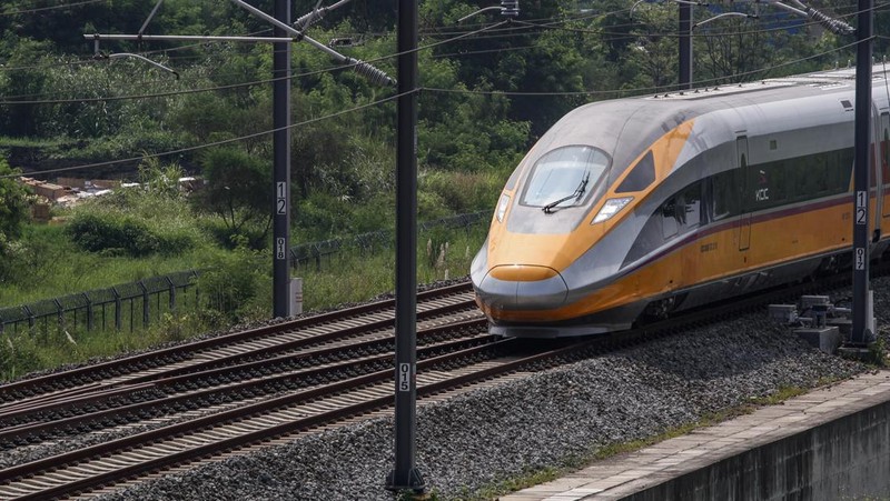 Kereta Cepat Jakarta Bandung (KCJB) atau Comprehensive Inspection Train (CIT) terlihat saat uji coba pada 23 Mei 2023 di Stasiun Kereta Api Tegalluar di Bandung. PT Kereta Cepat Indonesia China (KCIC) melakukan Hot Sliding Test pada KA CIT dari Stasiun Tegalluar Kabupaten Bandung menuju Stasiun Halim Jakarta dengan kecepatan maksimal 80 kilometer per jam. (Algi Febri Sugita/NurPhoto via Getty Images)