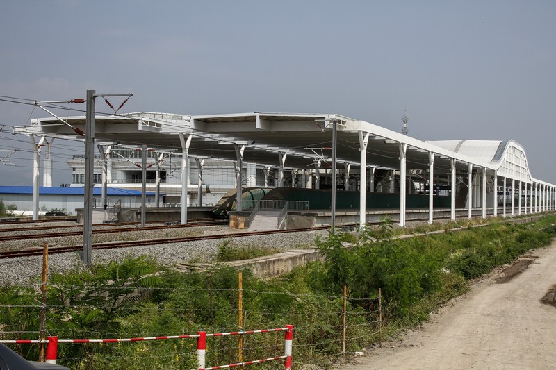 Kereta Cepat Jakarta Bandung (KCJB) atau Comprehensive Inspection Train (CIT) terlihat saat uji coba pada 23 Mei 2023 di Stasiun Kereta Api Tegalluar di Bandung. Kereta Cepat Jakarta Bandung (KCJB) atau Comprehensive Inspection Train (CIT) terlihat saat uji coba pada 23 Mei 2023 di Stasiun Kereta Api Tegalluar di Bandung. PT Kereta Cepat Indonesia China (KCIC) melakukan Hot Sliding Test pada KA CIT dari Stasiun Tegalluar Kabupaten Bandung menuju Stasiun Halim Jakarta dengan kecepatan maksimal 80 kilometer per jam. (Algi Febri Sugita/NurPhoto via Getty Images)