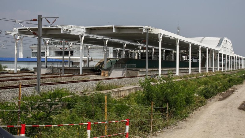 Kereta Cepat Jakarta Bandung (KCJB) atau Comprehensive Inspection Train (CIT) terlihat saat uji coba pada 23 Mei 2023 di Stasiun Kereta Api Tegalluar di Bandung. PT Kereta Cepat Indonesia China (KCIC) melakukan Hot Sliding Test pada KA CIT dari Stasiun Tegalluar Kabupaten Bandung menuju Stasiun Halim Jakarta dengan kecepatan maksimal 80 kilometer per jam. (Algi Febri Sugita/NurPhoto via Getty Images)